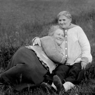 Zwei Frauen kuscheln um 1940 auf einer Wiese: Frauenliebende Frauen waren in Deutschland lange Zeit in der Öffentlichkeit nicht präsent, waren quasi unsichtbar. Sie wurden entweder gesellschaftlich ignoriert, angefeindet oder gar verfolgt.