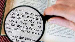 Sexismus bei James Bond, Rassismus bei Pippi Langstrumpf, kulturelle Aneignung bei Winnetou. Viele Klassiker lesen wir heute mit anderen Augen. Wie gehen Lektorinnen, Übersetzer und Wissenschaftlerinnen damit um? Und welche Rolle spielen "Sensitivity Reader"?