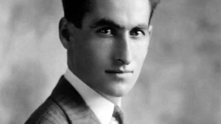 Der Armenier Soghomon Tehlirian (1896 - 1960) ermordete 1921 in Berlin Talat Pascha, der den Völkermord an den armenischen Bürgern des Osmanischen Reiches maßgeblich organisiert hatte. Soghomon Tehlirian hatte durch den Genozid 85 Verwandte verloren, darunter seine Mutter. 