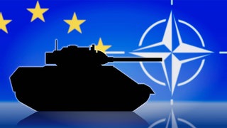 Silhouette eines Panzers vor den Flaggen der EU und der NATO: Am 4. April 1949 legten zwölf Staaten per Bündnisvertrag den Grundstein für die NATO – heute der größte und mächtigste Militärblock der Menschheitsgeschichte. Seit Russlands Angriffskrieg auf die Ukraine ist die Mission Bündnisverteidigung aktueller denn je. 