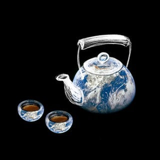 Teekann mit dem Muster einer Weltkarte, daneben zwei Teetassen: Als zu Beginn des 19. Jahrhunderts das Silber knapp wird, bezahlen die Briten ihren Tee in China indirekt mit Opium – das geht nicht gut. Der Opiumkrieg mit dem chinesischen Kaiserreich verändert einiges.