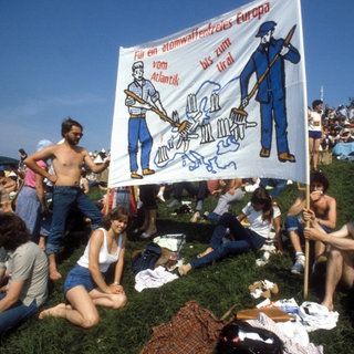 Demonstranten und ein Transparent mit der Aufschrift: "Für ein atomwaffenfreies Europa vom Atlantik bis zum Ural": Demonstration der Friedensbewegung gegen den Staatsbesuch von US-Präsident Ronald Reagan am 10. Juni 1982 in Bonn
