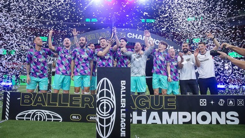 Finale der "Baller League" im April 2024: Neue Formen und Formate sollen Fußball attraktiver machen für Jung und Alt. Eine neue Hallenfußball-Liga zielt auf ein junges, Social Media affines Publikum: Die "Baller League" ist ein Zusammenschluss von Fußballern, Gamern, Rappern, Comedians und Influencern. 