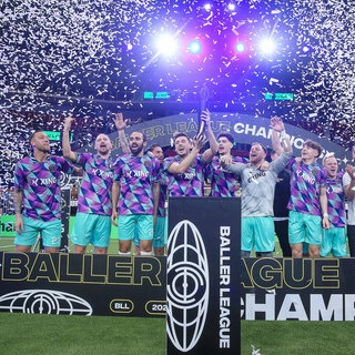 Finale der "Baller League" im April 2024: Neue Formen und Formate sollen Fußball attraktiver machen für Jung und Alt. Eine neue Hallenfußball-Liga zielt auf ein junges, Social Media affines Publikum: Die "Baller League" ist ein Zusammenschluss von Fußballern, Gamern, Rappern, Comedians und Influencern. 