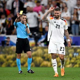 Fussball Euro 2024: Eröffungsspiel Deutschland - Schottland: Schiedsrichter Clement Turpin (Frankreich) zeigt die gelbe Karte Robert Andrich (Deutschland)