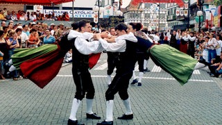 Schausteller der sogenannten "Urwald-Wiesn" präsentieren in BlumenauBrasilien einen deutschen Volkstanz (undatiertes Archivfoto, ca. 2003). Zwischen 1824 und 1830 brachen hunderte Deutsche auf, um in Brasilien Fuß zu fassen. Die erste Gruppe von 39 Männern, Frauen und Kindern aus dem Hunsrück traf kurz nach der Unabhängigkeit des südamerikanischen Landes (1822) am 25. Juli 1842 im Tal des Flusses Rio dos Sinos ein.