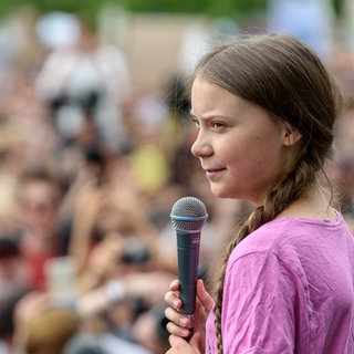 Klimaaktivistin Greta Thunberg 2019 beim freitäglichen Schülerstreik im Berliner Invalidenpark: Es scheint, dass mit den aktuellen Herausforderungen, mit Flüchtlings- und Klimakrise sowie dem Krieg in der Ukraine die Sehnsucht nach Heldenfiguren wächst. Für viele sind die Aktivistinnen Carola Rackete, Greta Thunberg oder der ukrainische Präsident Wolodymyr Selenskyj moderne Helden und Heldinnen