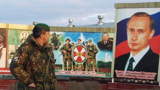 Auf der Militärbasis der russischen Armee in Grosny  Tschetschenien im März 2006. Das Bild von Präsident Putin ist ein Muss in der Militärpropaganda für Soldaten.