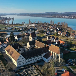 Das Kloster Reichenau, angestrahlt von der Abendsonne. Die ehemalige Benediktinerabtei steht in Mittelzell auf der Insel Reichenau im Bodensee. 724 gründete Wanderbischof Pirmin das Kloster, das sich zu einem kulturellen Zentrum entwickelte.