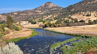 Das größte Dammrückbauprojekt in den USA ist das am Klamath River, der durch Oregon und Nordkalifornien bis in den Pazifik strömt. Im Spätsommer 2024 wurde der letzte von vier Dämmen entfernt und nun befreit sich der Fluss ganz langsam aus der Domestizierung.