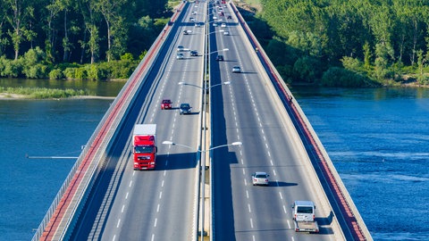 Mihajlo-Pupin-Brücke über die hier 730 m breite Donau zwischen zwei Stadtteilen der serbischen Hauptstadt Belgrad. Die Brücke wurde von China finanziert und gebaut. Im Zuge der "Neuen Seidenstraße" hat China in den letzten Jahren massiv investiert. 