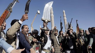 Viele Männer, darunter Huthi-Anhänger, versammeln sich am Sabeen-Platz in Sanaa, der Hauptstadt des Jemen, um am 17. Januar 2025 eine pro-palästinensische Demonstration zu veranstalten, mit der sie ihre Solidarität mit den Palästinensern zeigen und gegen israelische Angriffe auf Gaza protestieren