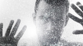 Silhouette eines Mannes hinter einer gesplitterten Scheibe: Frauenverachtend, rassistisch, auch antisemitisch und homophob. Vor allem Männer formieren sich immer wieder um Feindbilder – trotz oder gerade wegen der Öffnung der Gesellschaft hin zu Gleichberechtigung und Diversität. Sie sehen das Patriarchat in Gefahr. Treffpunkte und Zustimmung finden sie in den sozialen Medien. Männlichkeit kann toxisch sein.