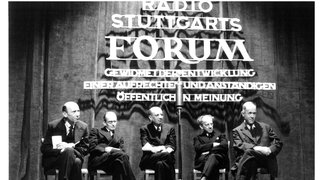 Noch vor der Gründung der ARD (5. Juni 1950) wird 1947 über die Organisationsform debattiert: Radio Stuttgarts Forum – Gewidmet der Entwicklung einer aufrechten und anständigen öffentlichen Meinung. Die Frage nach der Unabhängigkeit der ARD von der Politik war später immer wieder Thema.