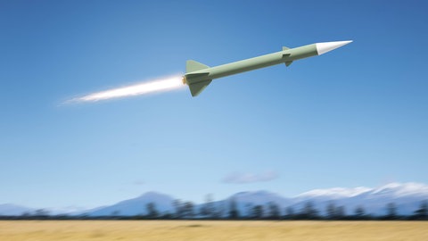 Eine Atomrakete fliegt über eine Landschaft (Illustration): Im Krieg gegen die Ukraine droht Russland damit, taktische Nuklearwaffen einzusetzen, die zwar massive Zerstörungskraft haben, aber angeblich nur begrenzt wirken.
