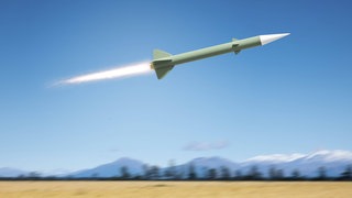Eine Atomrakete fliegt über eine Landschaft (Illustration): Im Krieg gegen die Ukraine droht Russland damit, taktische Nuklearwaffen einzusetzen, die zwar massive Zerstörungskraft haben, aber angeblich nur begrenzt wirken.