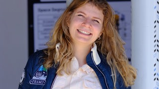 Ein Portrait-Foto von Rabea Rogge, die nun als erste deutsche Frau mit einer privaten Mission ins All gestartet ist-