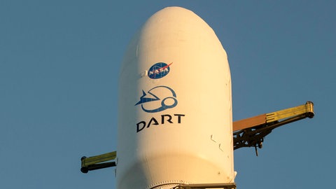 Die SpaceX Falcon 9 Rakete hat die DART-Sonde an Bord.