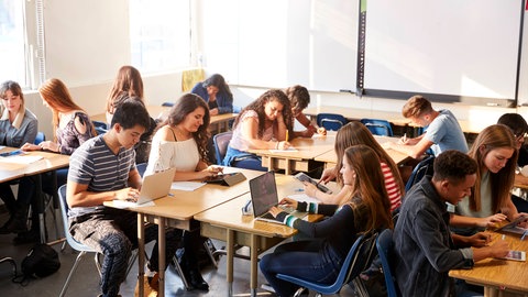 Die Haupt-, Werkreal-, Real- und Gemeinschaftsschule zu einer neuen Sekundarschule zusammenführen - dieses Konzept für eine neue Schulstruktur in Baden-Württemberg hat eine unabhängige Arbeitsgruppe mit Unterstützung der Robert Bosch Stiftung erarbeitet. Symbolbild: Schülerinnen und Schüler sitzen an Tischen, tags: Schulsystem, Baden Württemberg, Sekundarschule