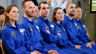  Die angehenden Astronauten 2.v.l. Mediziner Marco Sieber CH, Biomediziningenieur Raphael Liegeois BEL, Astrophysikerin Rosemary Coogan GBR, Luft- und Raumfahrtingenieur Pablo Alvarez Fernandez ESP und Ingenieurin und Pilotin Sophie Adenot FRA werden im Europäischen Astronautenzentrum EAC der ESA vorgestellt. 