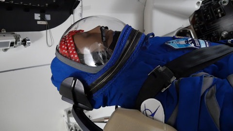 Bei den ersten Testflügen des Starliner-Raumschiffs war noch die Puppe "Rosie" mit an Bord.