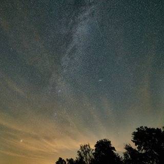 Perseiden: Meteoritenschauer am nächtlichen Sternenhimmel