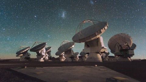 Gelungen ist die Abbildung des Schwarzen Lochs mit Hilfe des Projekts "Event Horizon Telescope" (EHT).