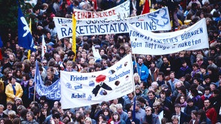 Demo für den Frieden, Antikriegs- und Friedensbewegung gegen die Stationierung von Mittelstreckenraketen in Hamburg und Bremerhaven im Oktober 1983. Was kaum einer ahnte: Die Geheimdienste der DDR und Sowjetunion beeinflussten die Friedensbewegung. 
