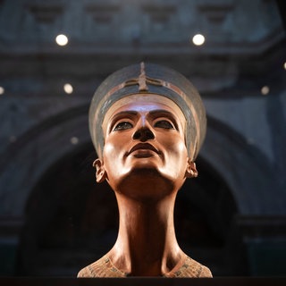 Nofretete-Büste (um 1340 v.Chr) im Neuen Museum Berlin. Am 1. April 1924 wurde die Figur der altägyptischen Königin in Berlin erstmals öffentlich präsentiert, nachdem sie 12 Jahre zuvor bei Grabungen im ägyptischen Tell el-Amarna entdeckt wurde
