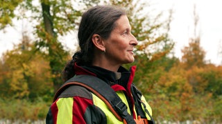 Sylvia Göbel arbeitet im Wald von Burg Guttenburg.