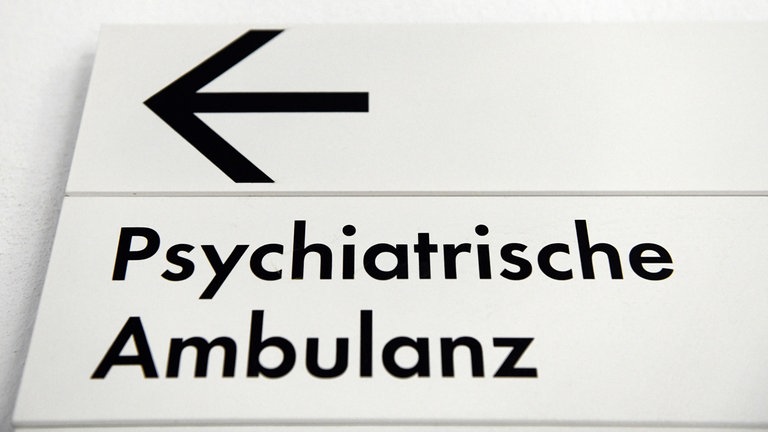 Schild mit Pfeil und Aufschrift: Psychische Ambulanz: Heute können psychisch kranke Menschen mehr denn je am Leben teilhaben. Es gibt betreute Wohneinrichtungen, inklusive Arbeitsstätten und Selbsthilfegruppen.