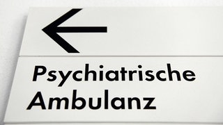 Schild mit Pfeil und Aufschrift: Psychische Ambulanz: Heute können psychisch kranke Menschen mehr denn je am Leben teilhaben. Es gibt betreute Wohneinrichtungen, inklusive Arbeitsstätten und Selbsthilfegruppen.
