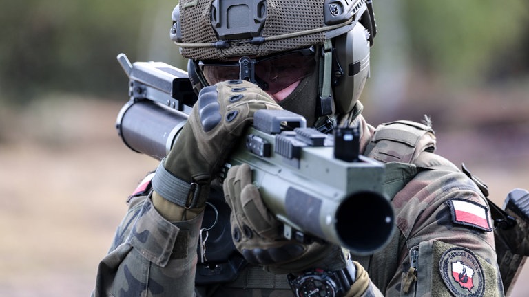 Ein polnischer Infanterist der Territorialverteidigungskräfte trainiert mit einer tragbaren Panzerabwehrwaffe: Seit 2022 steckt Polen viel Geld und Engagement in Aufrüstung und Sicherheit. Das Land will für den Ernstfall gewappnet sein.