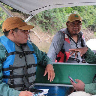 85 Prozent Guyanas sind mit Regenwald bedeckt. Ranger kontrollieren, ob es illegale Aktivitäten gibt: Fischfang, Tourismus, Bergbau. Guyana war lange arm, bis Milliarden Barrel Öl vor seiner Küste entdeckt wurden. Das lockt Investoren und Glücksritter an.