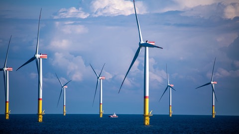 Windräder stehen zwischen den Inseln Rügen und Bornholm in der Ostsee. Die Windturbinen für den Windpark Baltic Eagle sind installiert.