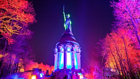 Illuminiertes Hermannsdenkmal: Das Bild von den "alten Germanen" als den Ur-Deutschen ist aus mehreren Gründen schief.