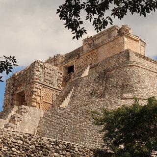 Die Adivino-Pyramide ist das Hauptbauwerk der Maya-Ruinen im mexikanischen Yucatán-Gebiet. 