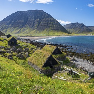 Alte Fischersiedlung in Westisland: Per Anzeige suchte Island 1949 Frauen aus Deutschland, damit sie in der Landwirtschaft helfen und möglichst einen Isländer heiraten und bleiben. Die Frauen mussten sich anpassen. Mit Folgen für die Nachkommen.