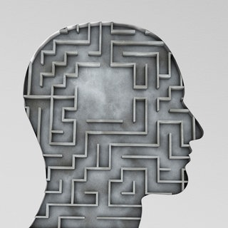 Kopf, darin ein Labyrinth (Illustration): Wer in einer psychischen Krise steckt, kann schnell überfordert sein: Ein paar kurze Coachingsessions oder jahrelange Psychoanalyse auf der Couch? Welche Art von Psychotherapie ist für wen hilfreich? 