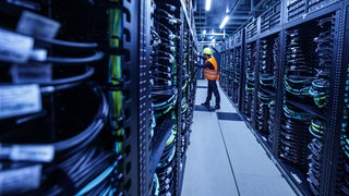 Mitarbeiter arbeitet am Supercomputers "Jupiter" im Forschungszentrum Jülich: Künstliche Intelligenz verbraucht viel Energie und Rohstoffe. Forschung zeigt: Kleine und gezielte KI-Systeme können effizient Probleme lösen.