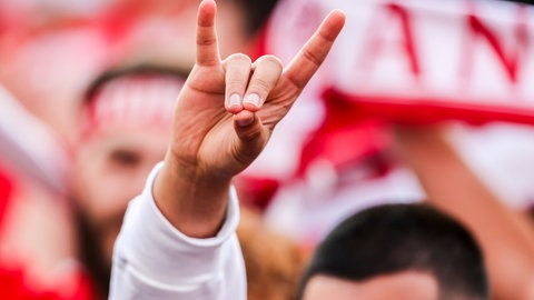 Fußball-EM, Viertelfinale Niederlande - Türkei: Ein türkischer Fan zeigt beim Public Viewing während der Nationalhymne den "Wolfsgruß", dessen Ursprung einer rechtsextremistischen Bewegung zugeordnet wird. 