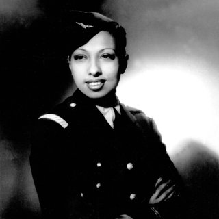 Josephine Baker (1906 - 1975) 1948 als Sous-Lieutenant der französischen Armée de l’air: Bananenrock, Charleston und viel nackte schwarze Haut – rassistisch-stereotype Klischees prägen bis heute das Bild des ersten afroamerikanischen Weltstars. 