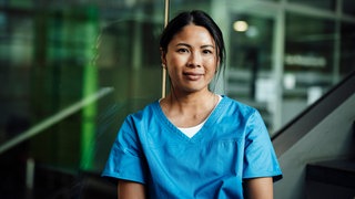 Junge asiatische Pflegekraft: In Europa fehlen Pflegekräfte, jetzt werden sie in armen Ländern rekrutiert. In Deutschland arbeiten zum Beispiel schon 12.000 philippinische Pflegekräfte, fast alle weiblich. 