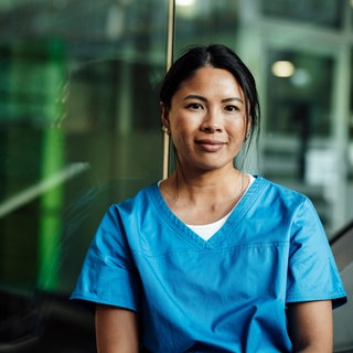 Junge asiatische Pflegekraft: In Europa fehlen Pflegekräfte, jetzt werden sie in armen Ländern rekrutiert. In Deutschland arbeiten zum Beispiel schon 12.000 philippinische Pflegekräfte, fast alle weiblich. 