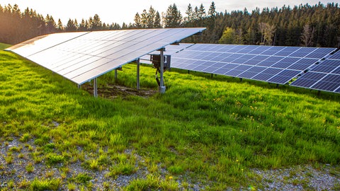 Solaranlagen auf einer Wiese