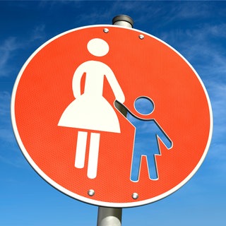 Verkehrschild Mutter und Kind; das Kind ist ausgestanzt: Wer sich bewusst gegen Kinder entscheidet, muss sich oft erklären. Die "childfree"-Bewegung in den sozialen Medien zeigt, wie vielfältig Lebensentwürfe heute sind. 