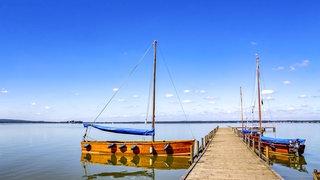 Steg mit Booten am Steinhuder Meer: Warum werden manche Seen als "Meer" bezeichnet und umgekehrt?