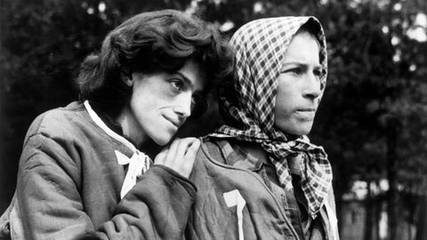 Zwei Frauen im KZ Bergen-Belsen nach der Befreiuung im April 1945: Der Zweite Weltkrieg war am 8. Mai 1945 zwar zu Ende, doch das traumatische Erleben des Holocaust, von Flucht und Vertreibung, Bombardierung und Hungersnot prägte die Menschen. 