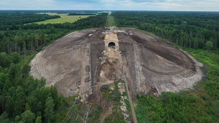 Ökodukt bei Urge  Estland im Juli 2024: Rail Baltica ist so geplant, dass auch schweres militärisches Gerät wie Panzer aufgenommen werden können, die auf der Straße nur schwer zu transportieren sind