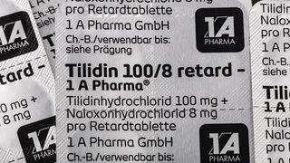Tilidin-Schmerztabletten in Blisterpackung: Tilidin, Oxycodon, Xanax – viele Teenager kennen die Namen dieser Medikamente vom Schulhof und aus Rapsongs. Wie der Suchtgefahr entgegenwirken?